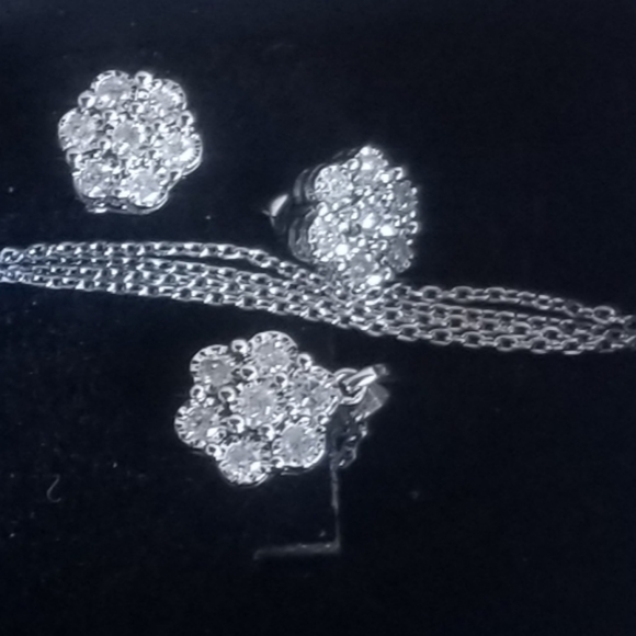 FLOWER your Valentine Matching Necklace and Earrings - Picture 2 of 5